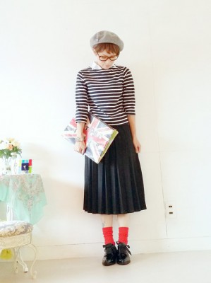 黒いミモレ丈スカートは赤い靴下での画像