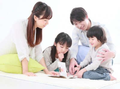 読み聞かせのおすすめ絵本・親と子ども達のイメージ画像