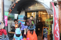 お店にハロウィンコスプレをした子どもが訪れている画像