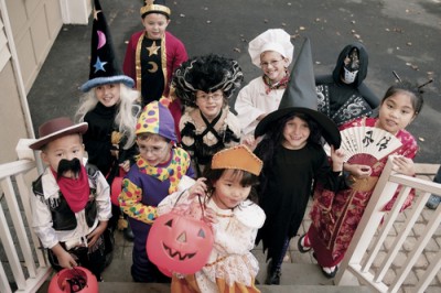 たくさんの子どもがハローウィンのコスプレをしている画像