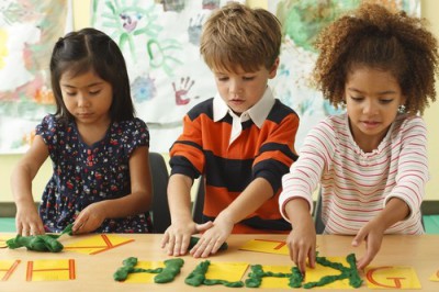 お仕事の体験をする子どもたちのイメージ画像