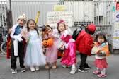 ハロウィンコスプレをして並んでいる子ども達の画像