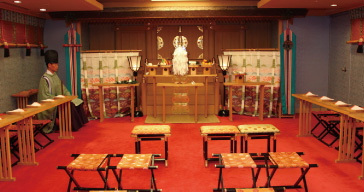 七五三のお祝いで神殿内の画像
