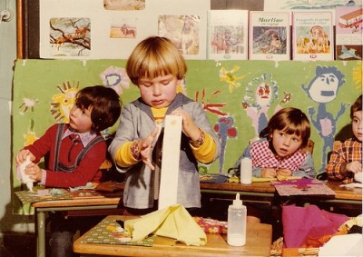 男の子が工作をしている画像