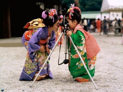 家族の思い出に七五三のお祝いを写真に収めるイメージ画像