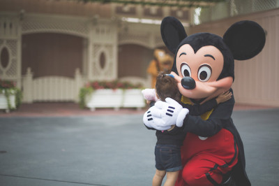 ディズニーランドの子どもとおでかけの画像