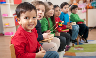 子ども達が楽器を持っている画像