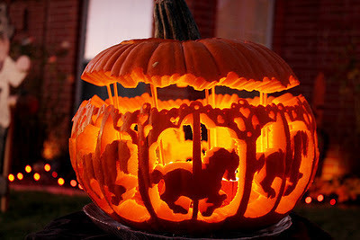 ハロウィンで手作りした馬の形に彫っているかぼちゃのイメージ画像