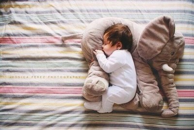 ベビーに優しいホテルですやすやと眠る赤ちゃんのイメージ画像