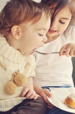 USJの子ども低アレルゲンメニュー対応のおすすめレストランで料理を食べる子どもたちのイメージ画像