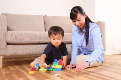 室内でママと男の子が遊んでいる画像