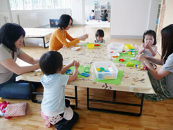 子連れで行ける公共施設、工作中の子どもの画像