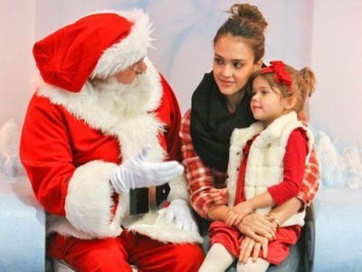 クリスマスにサンタに親子で挨拶するイメージ画像