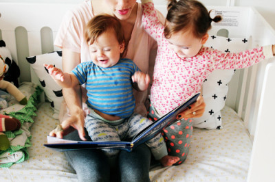 子どもと手作り体験教室、読み聞かせをしている画像