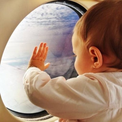 赤ちゃんと一緒の飛行機搭乗のイメージ画像