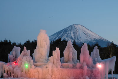 西湖樹氷まつりのライトアップ画像