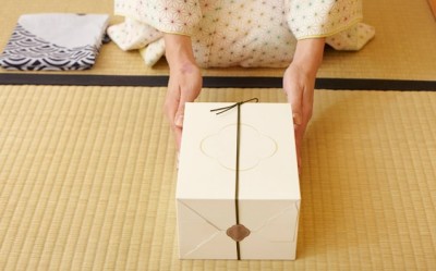 東京の手土産でおすすめな逸品を両親に手渡すイメージ画像
