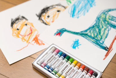 両親も子どもと一緒に絵を描く描き方イメージ画像