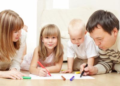 子どもと一緒に絵を描く描き方イメージ画像