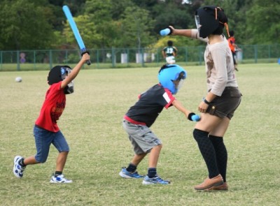 東京の遊び場でチャンバラをして遊ぶ子どもたちのイメージ画像