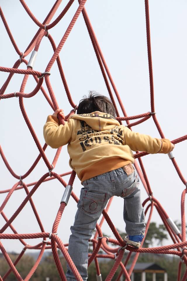 東京の遊び場で遊ぶ子どものイメージ画像