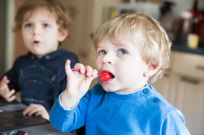 お菓子を食べる子ども