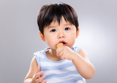 おやつを食べる子ども