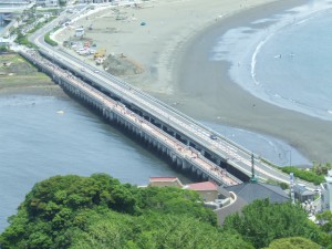 江ノ島と対岸を結ぶ桟橋の画像