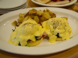 egg benedict in eggs 'n things