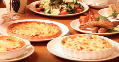 登戸のピザレストランで提供される料理の画像