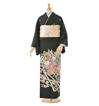 2819 黒留袖 花柄　家紋付き　身丈160㌢ 裄66㌢ しつけ糸付き 2819 黒留袖 花柄 家紋付き 身丈160㌢ 裄66㌢ しつけ糸付き