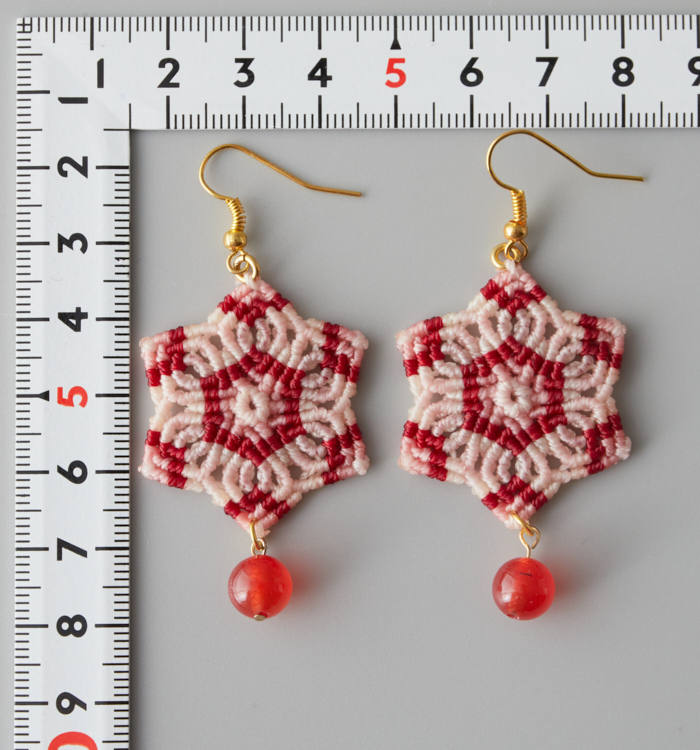 フラワーマクラメピアス レッド×シェルピンク No.5XA-0033-03の通販