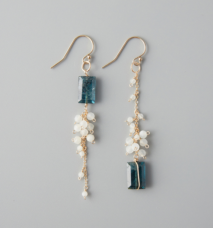 夜の海に波のしぶき～インディゴブルーカイヤナイトピアス