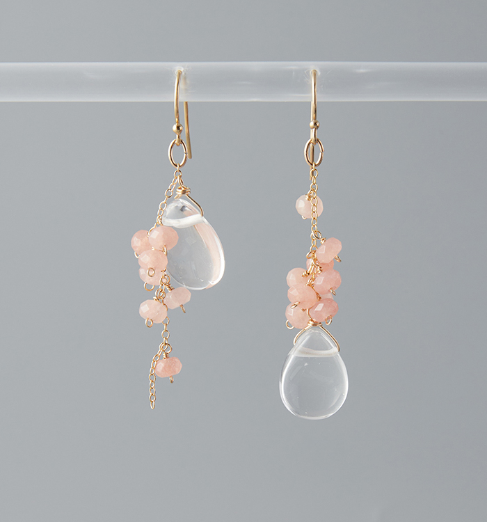 透き通るクリスタルとゆらゆら花が揺れるピアス（アシンメトリー）№5T