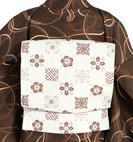 【acco ◡̈⋆*激安】百華園の半身刺繍着物　茶色　941 八寸帯 No.5ZH-1720-10-Rの通販｜きもの365