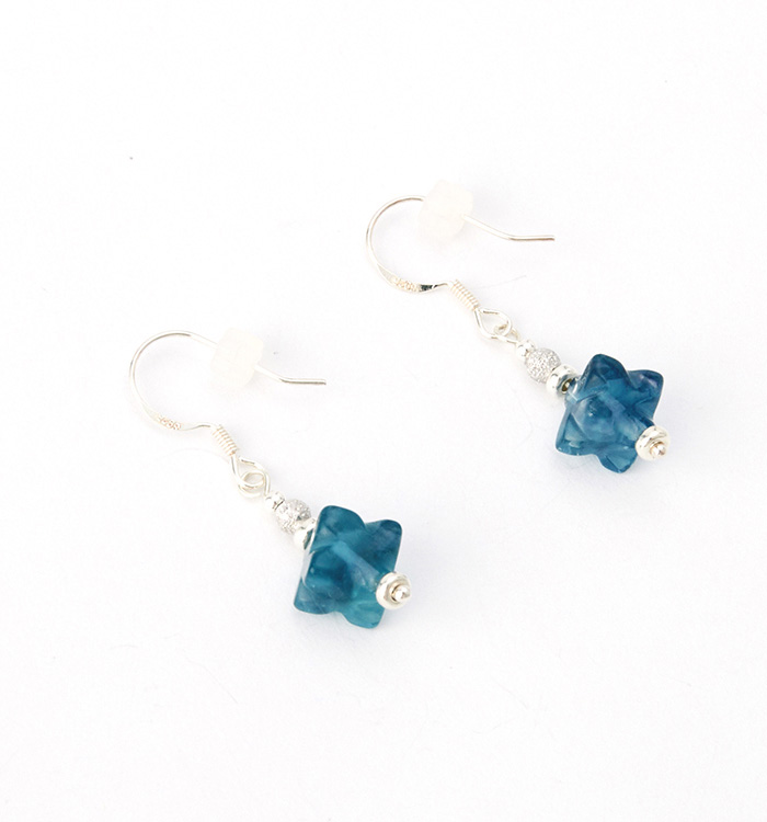 おともさん様 フローライト×マザーオブパール ラウンジカービングピアス おともさん様 フローライト×マザーオブパール ラウンジカービング