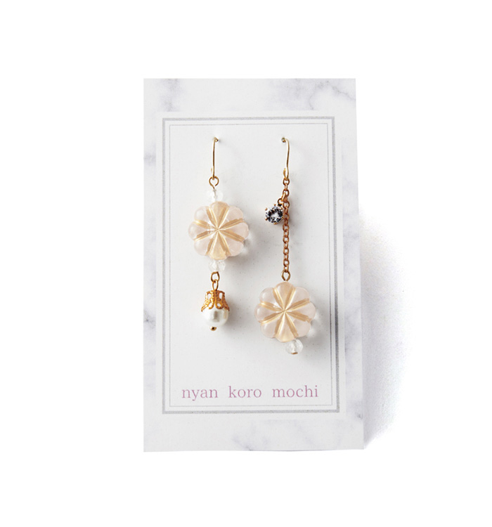 アンティーク風フラワーとジルコニア フックピアス No.5XA-0028-00の