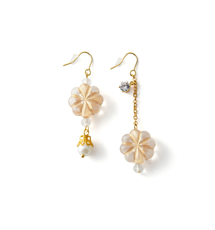 アンティーク風フラワーとジルコニア フックピアス No.5XA-0028-00の