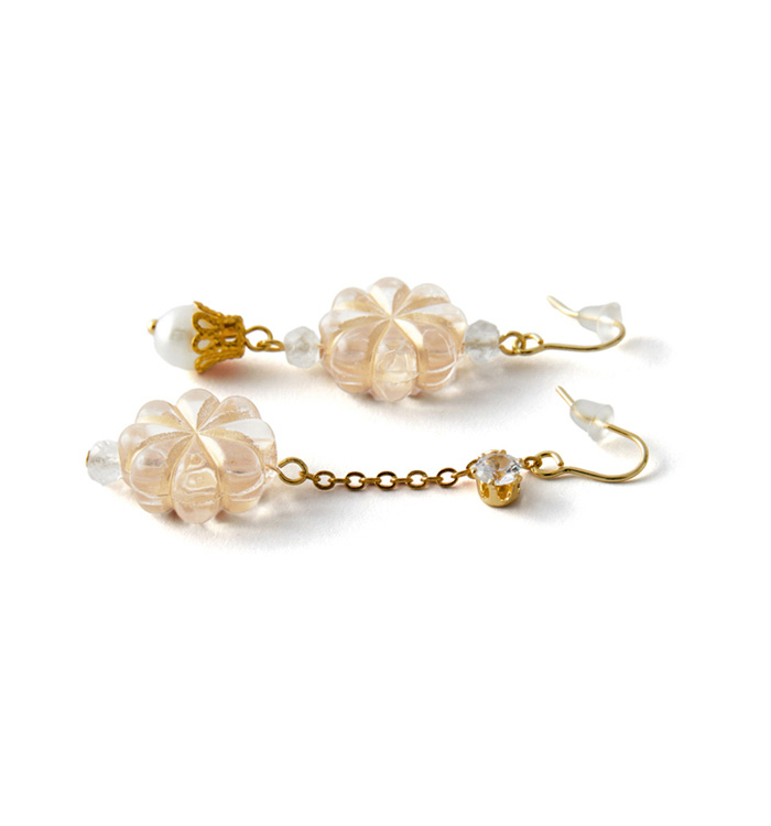 アンティーク風フラワーとジルコニア フックピアス No.5XA-0028-00の