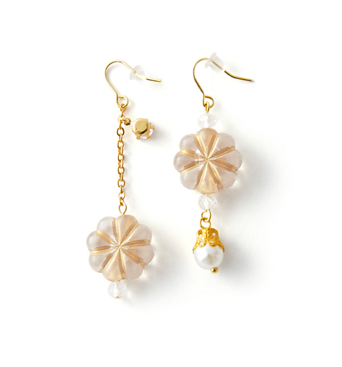 アンティーク風フラワーとジルコニア フックピアス No.5XA-0028-00の