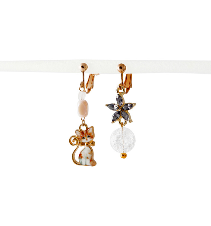 キラキラお花とあざと可愛い猫ちゃん イヤリング No.5XS-0003-00の通販