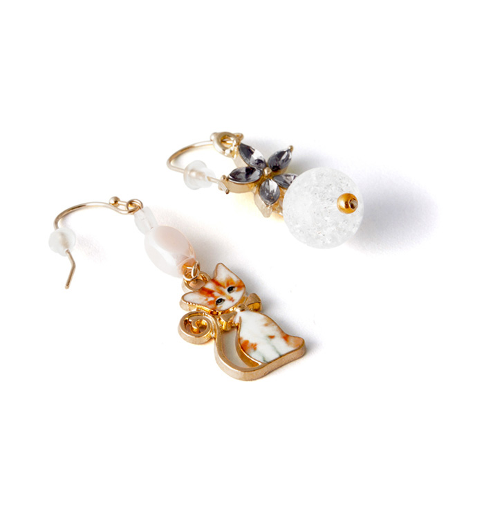 ☆リボンと葡萄いっぱい猫ちゃんピアス☆ キラキラお花とあざと可愛い猫ちゃん フックピアス No.5XI-0006