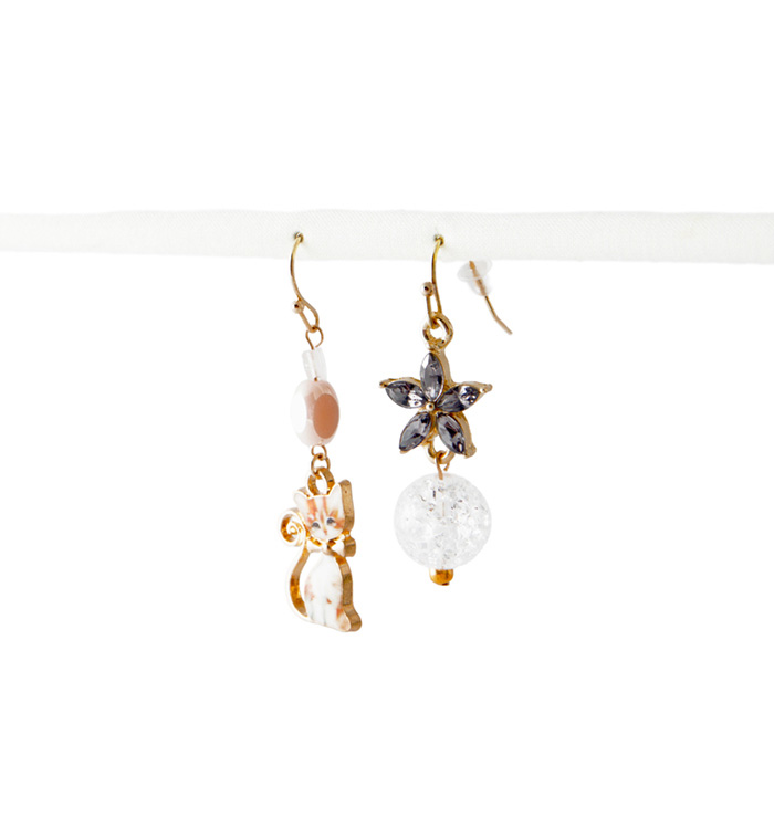 キラキラお花とあざと可愛い猫ちゃん フックピアス No.5XI-0006