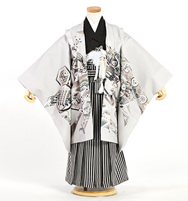 七五三用 伝統的な黒い着物　ポリエステル　中古　五歳 七五三 着物 男の子 5歳 ブランド 羽織袴セット LOWRYS FARM「黒地 雲