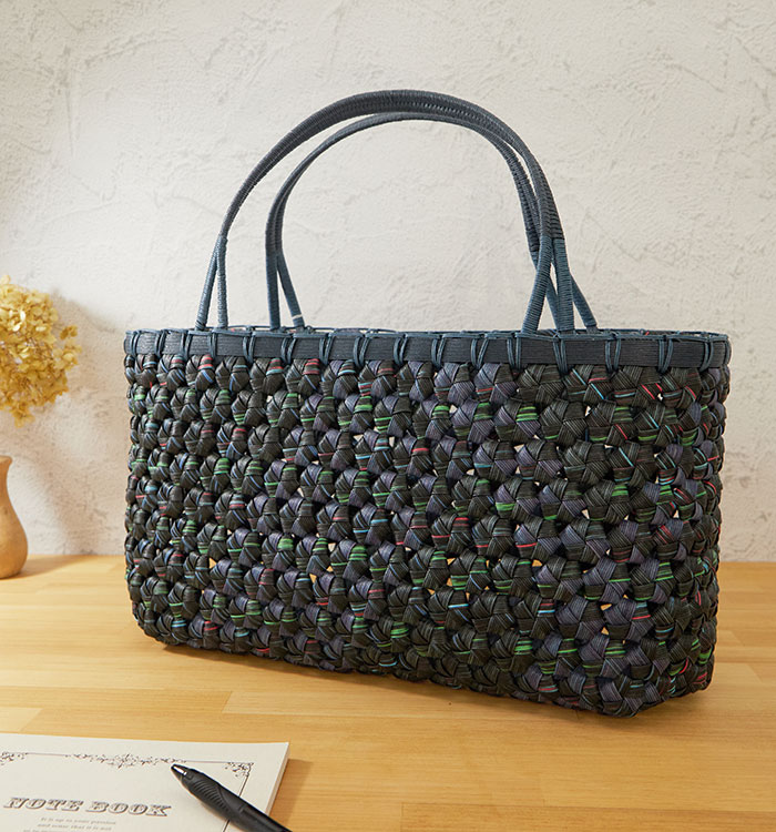 かごバック クラフトバンド 花結び 紺白ストライプ 緑ハンドル タッセル付き かごバック クラフトバンド 花結び 紺白ストライプ 緑ハンドル