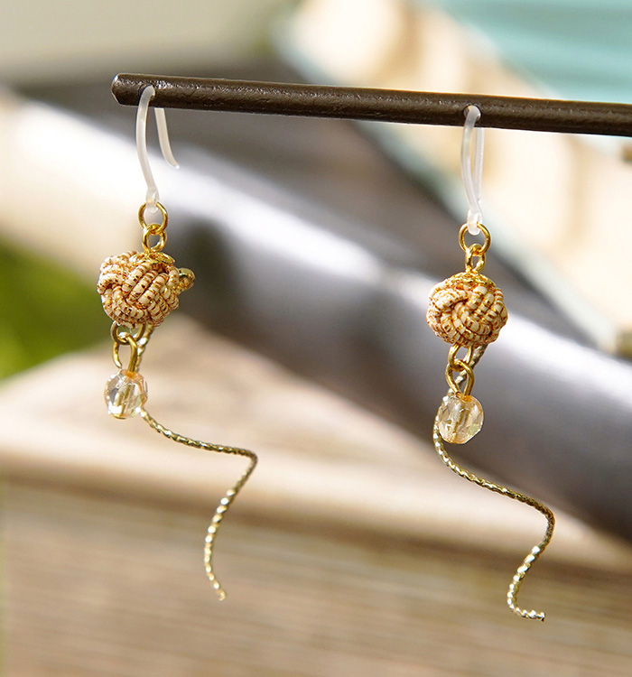 *お花と淡路玉のピアス*【No.125】 水引 〈あわじ玉〉樹脂ピアス ゴールド No.5XJ-0089-00の通販｜きもの