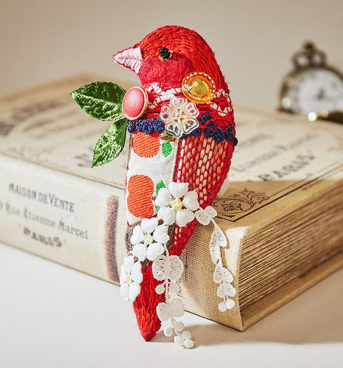赤色 花柄 鳥柄 刺繍 着物 irodori az brooch(コウギョクチョウ♂) No.5XW-0008-00の通販｜きもの