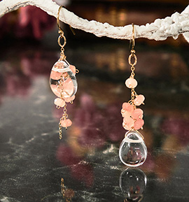 透き通るクリスタルとゆらゆら花が揺れるピアス（アシンメトリー）№5T