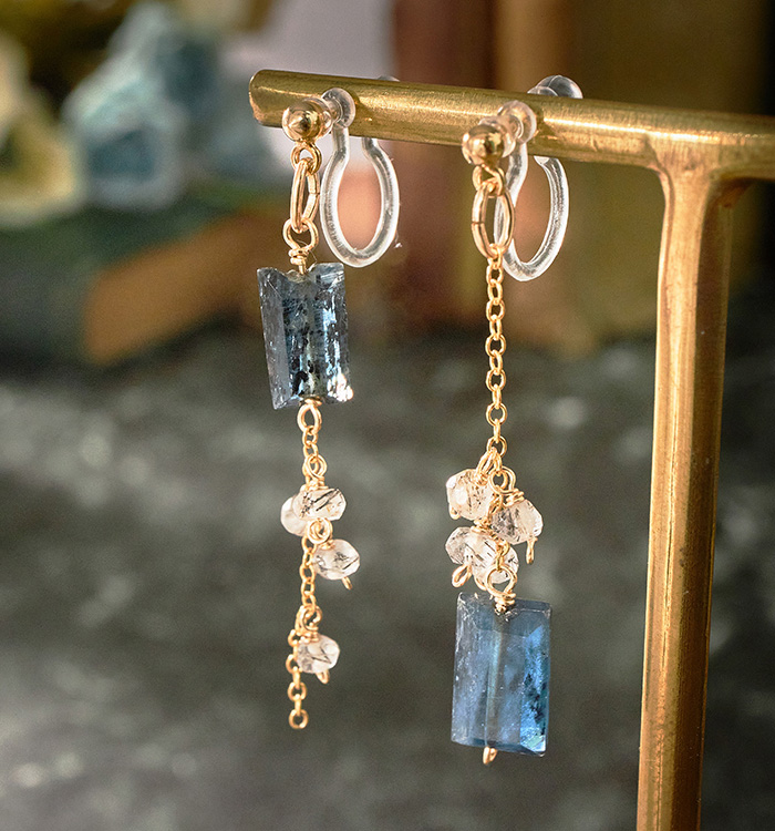 冬の深い夜空～インディゴブルーカイヤナイト樹脂イヤリング