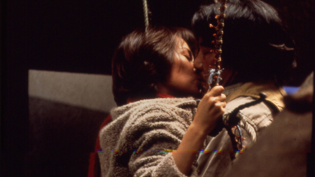 赤い橋の下のぬるい水